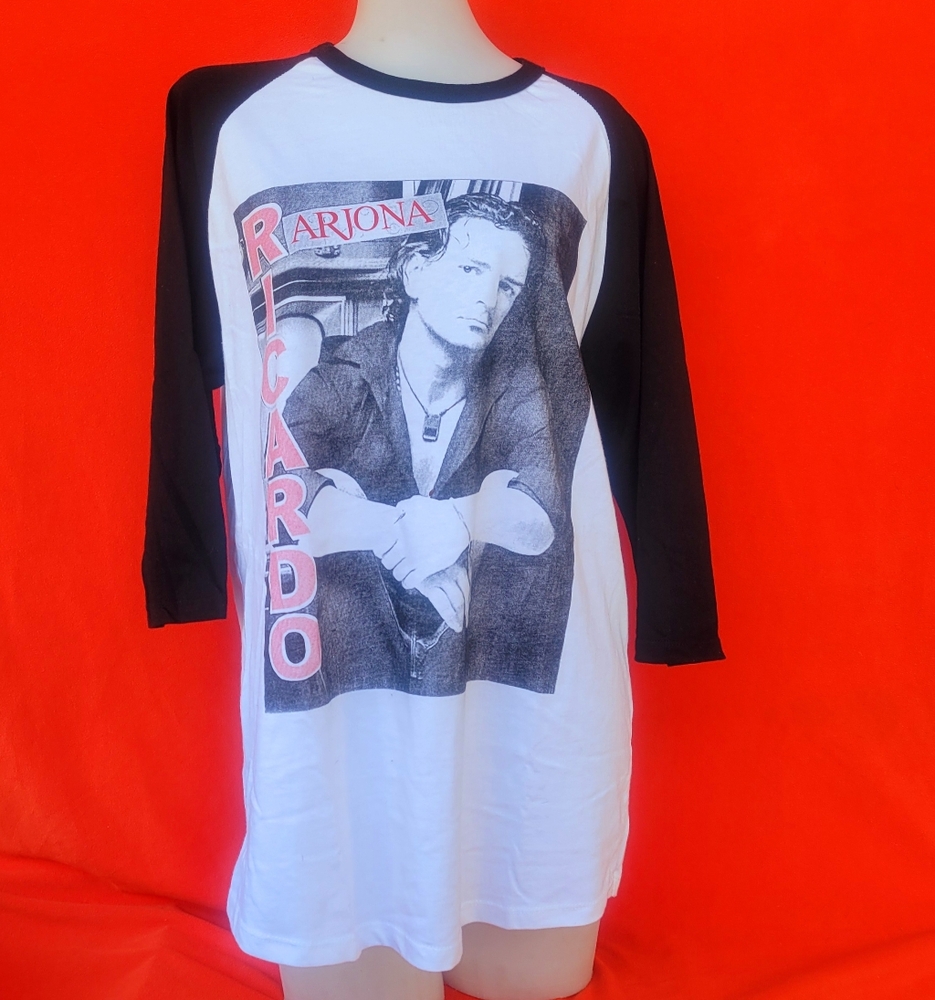 RICARDO ARJONA T-SHIRT (MEDIUM) BLANCO Y NEGRO 2023 TOUR-BASEBALL STYLE SHIRT